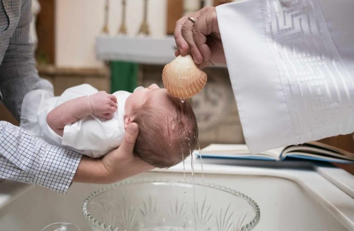 Jak ubrać dziecko na chrzest zimą?