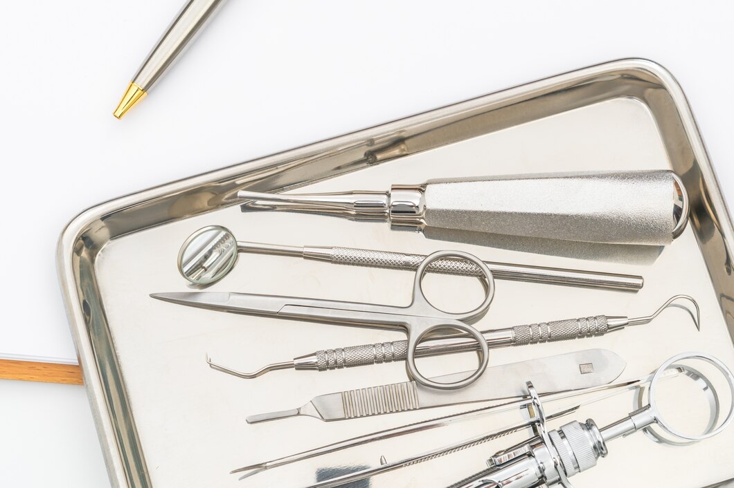 Jak wybierać narzędzia metalowe do gabinetu stomatologicznego – poradnik dla lekarzy dentystów