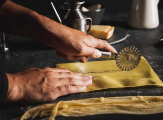 Odkrywanie tajników kuchni włoskiej na warsztatach kulinarncyh – od teorii do praktyki