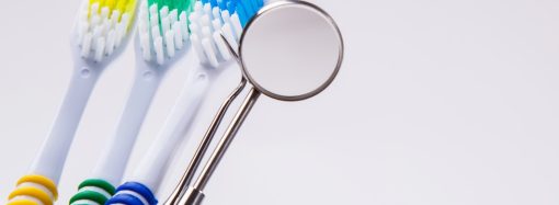 Jak dbać o higienę jamy ustnej po założeniu implantów?