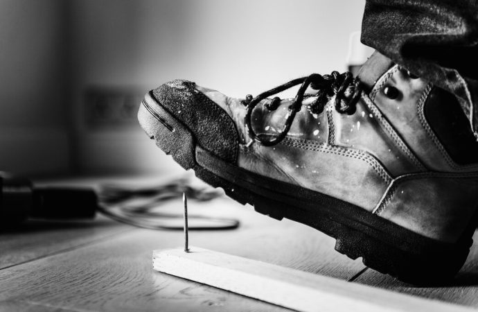 Jak wybrać odpowiednie buty ochronne dla komfortu i bezpieczeństwa w pracy?