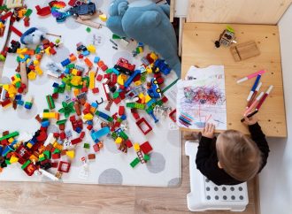 Jak wykorzystać metodę Montessori do wspomagania samodzielnego odkrywania świata przez dzieci?