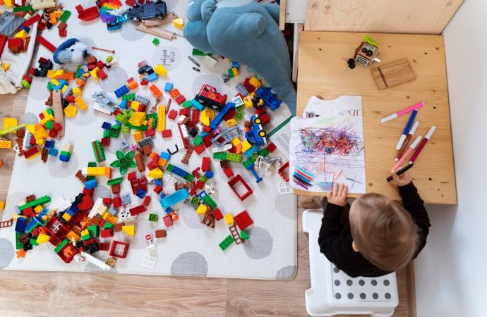 Jak wykorzystać metodę Montessori do wspomagania samodzielnego odkrywania świata przez dzieci?