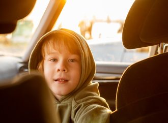Jak wybrać bezpieczny fotelik samochodowy dla swojego dziecka?