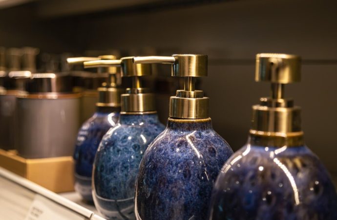 Zakup perfum online: Jak wybrać idealny zapach bez możliwości przetestowania go na własnej skórze?
