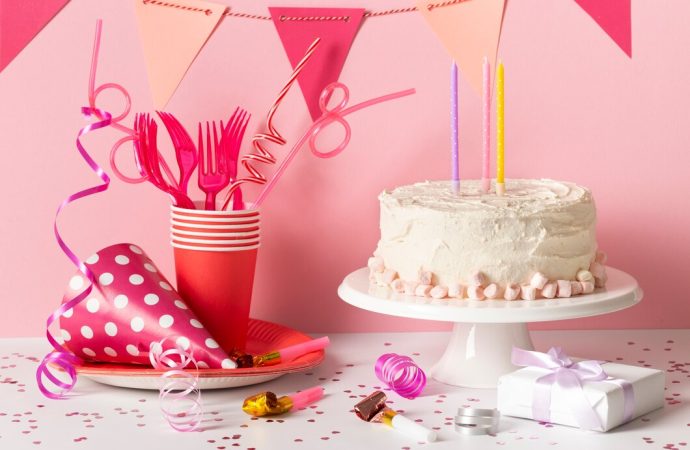 Jak wybrać idealne dekoracje do tortu na urodziny nastolatki?