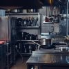 Praktyczne i funkcjonalne rozwiązania dla gastronomii: zalety korzystania z profesjonalnych stołów roboczych
